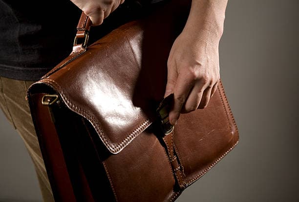 کیف چرم سامسونت با قفل فلزی و فرم منظم برای موقعیت‌ های رسمی